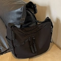 Borsa a tracolla in tela nera capiente con cerniere in corda intrecciata e tracolla regolabile - Nero