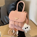 Rosa Mini-Rucksack mit flauschigem Anhänger und Handgriff in weichem Wildleder-Look - Rosa Mit Anhänger