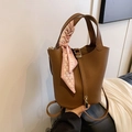 Braune Beuteltasche aus Litschileder mit rosa Seidenschal und goldenem Schloss - Braun