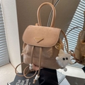 Schicker beiger Mini-Rucksack mit Plüsch-Anhänger und modischem Dreiecks-Metalllogo - Khaki Mit Anhänger