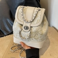 Mini Rucksack in Creme mit goldener Schmetterlingsstickerei und Kettenriemen - Cremeweiß