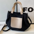 Borsa tote in nylon nero con tasca beige e tracolla per uso versatile a tracolla - Nero