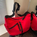 Borsa a tracolla capiente in nylon rosso acceso con zip nera funzionale e coulisse laterale - Rosso