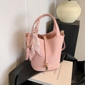 Rosa Beuteltasche aus Leder mit Litschimuster, Seidenschal-Griff und Goldschloss - Rosa