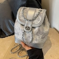 Silberner Mini-Rucksack mit Schmetterlingsdruck, Metallkette und Drehverschluss - Silber