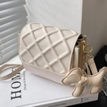 Mini borsa a tracolla trapuntata bianco sporco con catena dorata e ciondolo a cucciolo - Bianco Crema con Pendente