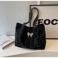 Bolso tote negro con mariposa plateada y textura de cuero sintético en estudio minimalista - Negro