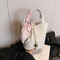 Cremeweiße Bucket Bag aus genarbtem Leder mit rosa Seidenschal und Goldschloss - Weiß