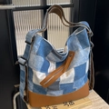 Große Patchwork-Einkaufstasche aus Denim mit braunem Kunstlederbesatz und Schultergurt - Retro Weiß & Blau