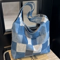 Borsa tote in denim patchwork blu con design vintage a scacchi e grande capienza - Bianco Retrò & Blu