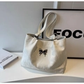 Bolso tote de cuero plisado blanco con emblema de mariposa plateada y doble asa - Blanco Roto
