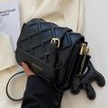 Mini borsa trapuntata nera con catena dorata e ciondolo in pelle unico sul lato - Nero Con Pendente