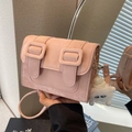 Rosa Umhängetasche aus mattem Leder mit Doppel-Metallschnallen und weißem Plüsch-Anhänger - Rosa Mit Anhänger