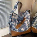 Blaue Tragetasche aus Canvas mit Hahnentrittmuster, braunem Lederbesatz und Gurt - Hahnentritt Denim Blau