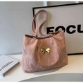 Bolso tote rosa de charol con adorno metálico de mariposa y elegante textura plisada - Rosa