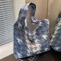 Grande borsa tote in tela con motivo pied de poule blu e bianco e stelle grafiche - Pied de Poule Blu Denim