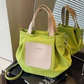 Borsa tote in nylon verde erba con tasca in pelle beige e tracolla regolabile - Verde