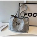 Bolso tote plateado metalizado con detalle de mariposa y textura arrugada chic - Gris