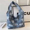 Borsa tote in tela denim patchwork blu con ampia tracolla e design retrò vintage - Gelosia Blu Denim