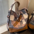 Große Vintage-Patchwork-Canvas-Tasche mit braunen Lederdetails und breitem Gurt - Retro Weiß & Braun