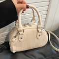 Borsa a tracolla plissettata bianco crema chic con dettagli argento e manici - Bianco Sporco