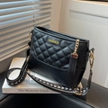 Borsa a secchiello trapuntata nera con tracolla geometrica e logo in metallo - Nero