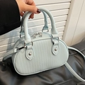Mini borsa a tracolla azzurra a pieghe con zip argentate e manico arrotondato - Blu