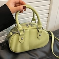 Mini borsa a tracolla verde pistacchio con trama a pieghe e catena argentata - Verde