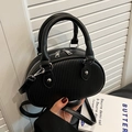 Mini borsa ovale nera con pieghe trapuntate verticali e dettagli in metallo argentato - Nero