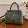 Grande borsa tote in finta pelle scamosciata verde scuro con manici e tracolla su tavolo - Verde