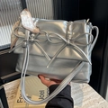 Silberne Metallic-Tote-Tasche mit Doppelbögen und herzgemustertem Seidentuch am Griff - Silber