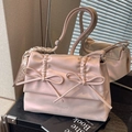 Rosafarbene Ledertasche mit Schleifen und bedrucktem Seidentuch am Griff - Rosa