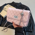Hellrosa gesteppte Leder-Umhängetasche mit verstellbarer silberner Kette - Rosa