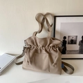 Borsa tote in tela plissettata beige con chiusura a coulisse e tracolla regolabile - Cachi