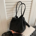 Elegante borsa a secchiello nera con trama a onde e doppi manici sottili da donna - Nero