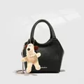 Elegante schwarze Eimer-Tasche aus Leder mit Silberkette und süßem Plüsch-Anhänger - Schwarz