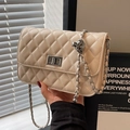 Beigefarbene gesteppte Umhängetasche mit Silberkette und verstellbarem Perlenball - Khaki