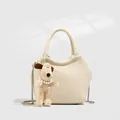 Cremefarbene Eimer-Handtasche aus Leder mit Welpen-Anhänger und Kette - Gebrochenes Weiß