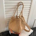 Borsa a secchiello kaki in pelle sintetica a pieghe con doppi manici e tracolla larga - Cachi