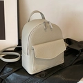 Mochila plisada estilo ballet en cuero beige claro con detalles de cadena de plata - Gris