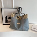 Bolso tote de lona en contraste gris azulado y beige con parche de logo en cuero - Azul