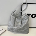 Sac fourre-tout argenté rétro avec nœud métallique et une longue bandoulière - Argent