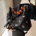 Sac hobo rétro noir avec broderie florale rose et poignée en perles d'ambre - Noir