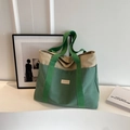 Bolso tote de lona grande en verde y beige con correas anchas y diseño minimalista - Verde