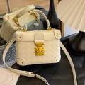 Schicke cremefarbene Mini-Koffer Tasche aus gewebtem Leder mit Goldbeschlägen - Cremeweiß