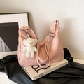 Sac hobo rose en similicuir grainé avec breloque ours blanc et bandoulière large - Rose