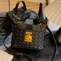 Minimalistische schwarze gewebte Beuteltasche mit goldenen Nieten und Hardware - Schwarz