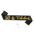 Fascia di compleanno 50 & Fabulous in raso nero con scritte dorate e spilla - Stile 50 & Fabulous (Y-00557-2)