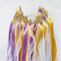 Bacchette nuziali con nastri di raso viola, oro e pizzo bianco per decorazioni party - Confezione da 12 Pezzi Combo Nastro e Pizzo Viola Oro (xnb-02)