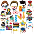Set di oggetti di scena per foto di diploma d'asilo con cappelli e cartelli colorati - Set da 30 Pezzi (J-0194)